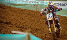 米兰体育入口-浓眉关键一锤定音，尼克斯血拼雷霆诠释团队韧性