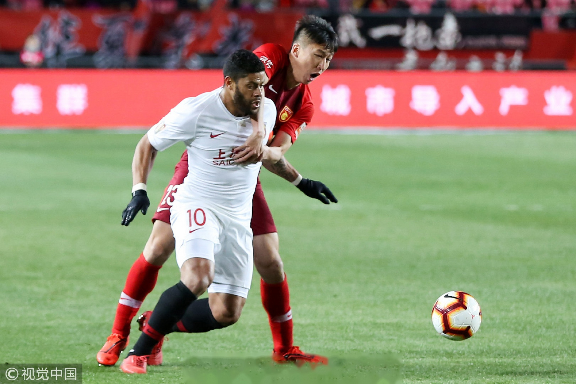 包含苏宁上港激战河北华夏幸福，最终握手言和的词条