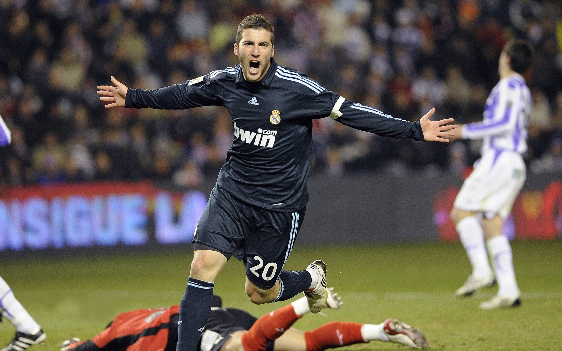 东契奇孤星闪耀，湖人鏖战上海显真章