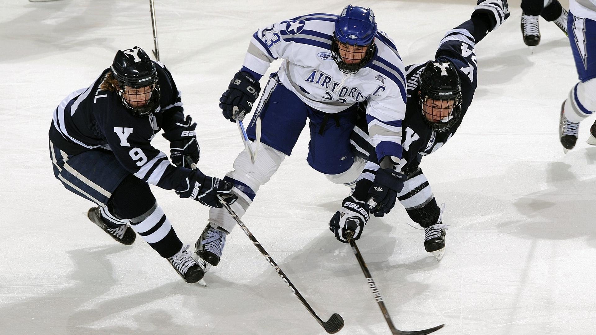 鏖战银石，塞恩斯绝地反击点燃赛场，哈斯车队力撼阿斯顿马丁